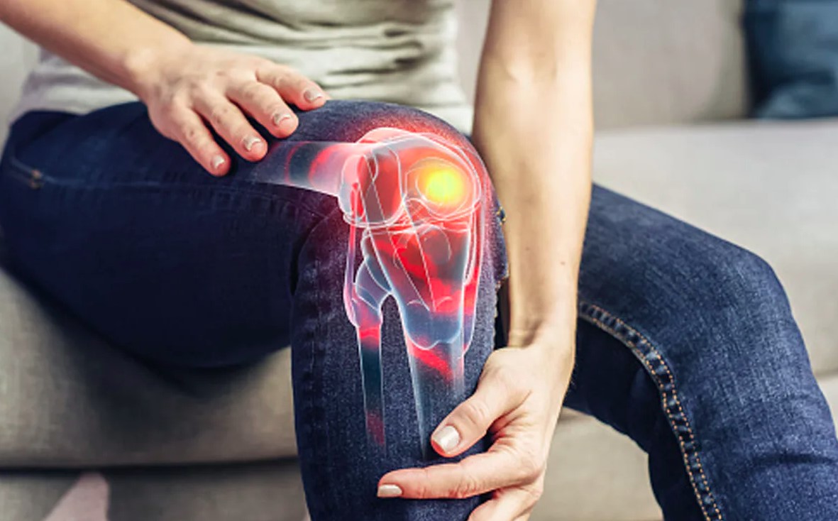 जोड़ों का दर्द अब सिर्फ बुजुर्गों की नहीं, युवाओं की भी परेशानी, आइये जानते हैं इससे राहत पाने के आसान उपाय