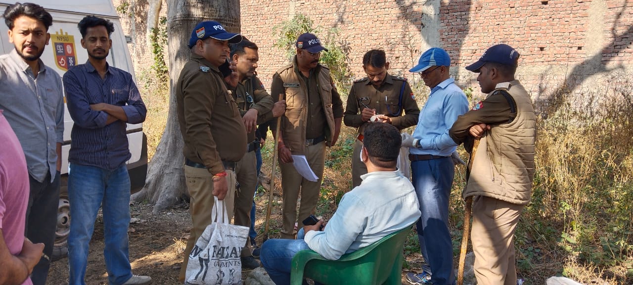 कुत्तों ने काटा गौवंश का सिर, 50 उपद्रवियों पर FIR