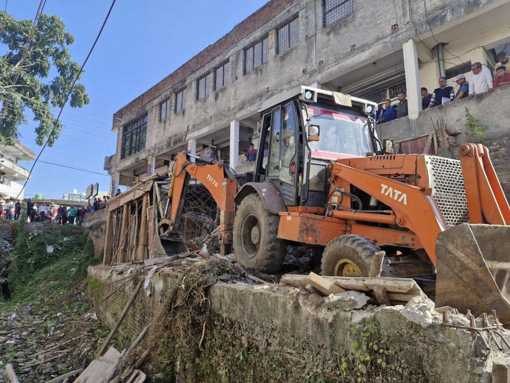 पत्रकार को पीटकर नाले में फेंका, प्रशासन ने अतिक्रमण ढहाया