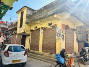 बिलाल मस्जिद के सामने इसी घर से हिरासत में लिया गया इमाम मोहम्मद आसिम। 